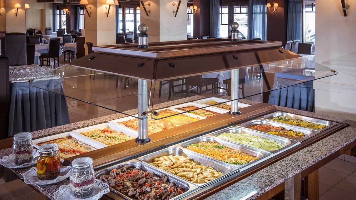 Buffettisch im Hersonissos Palace Hotel mit verschiedenen Gerichten und Glasüberdachung.