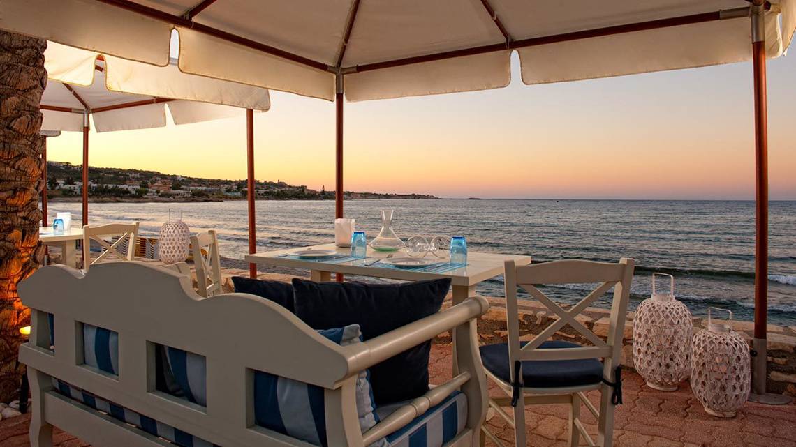 Außenbereich des Hersonissos Palace Strandrestaurants mit Blick auf das Meer und den Sonnenuntergang.