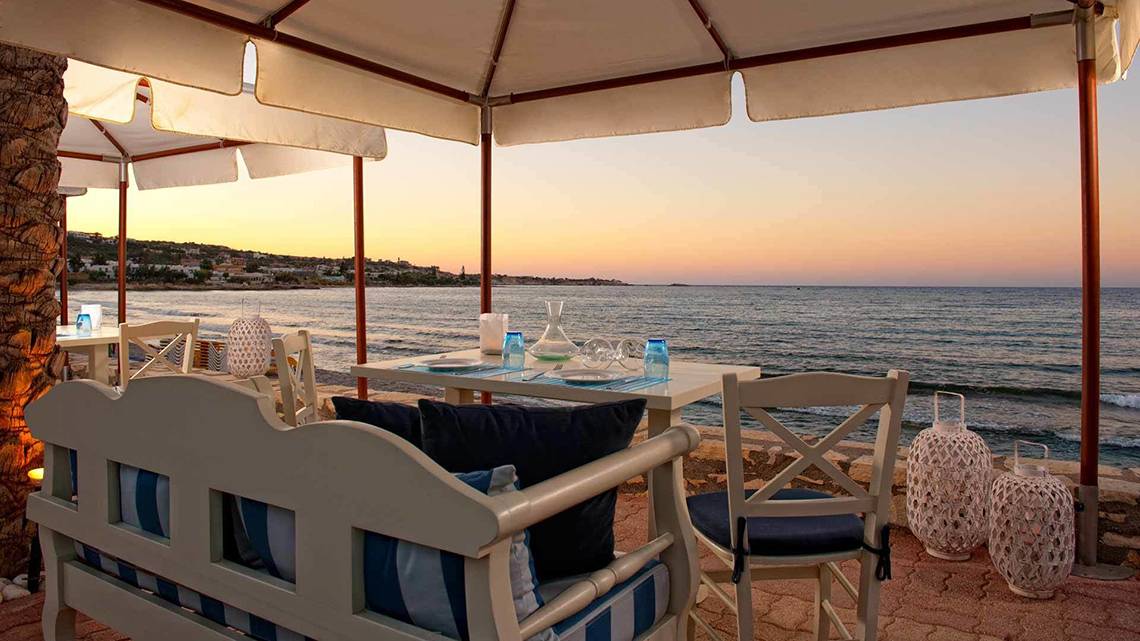 Außensitzplatz des Hersonissos Palace Hotels mit Blick auf das Meer bei Sonnenuntergang.