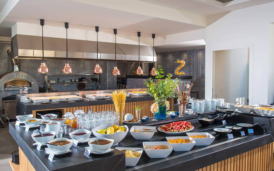 Frühstücksbuffet im Odyssia Beach Hotel mit verschiedenen Gerichten und Früchten.