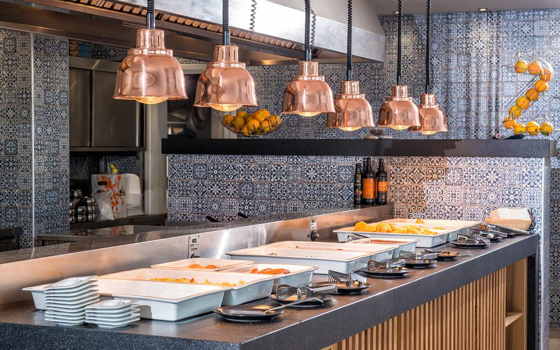 Frühstücksbuffet im Odyssia Beach Hotel mit verschiedenen Speisen und Dekoration.