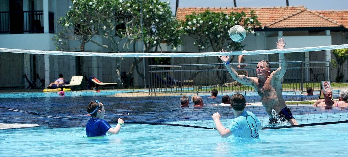Ein Mann spielt Volleyball im Pool des Club Hotel Dolphin.