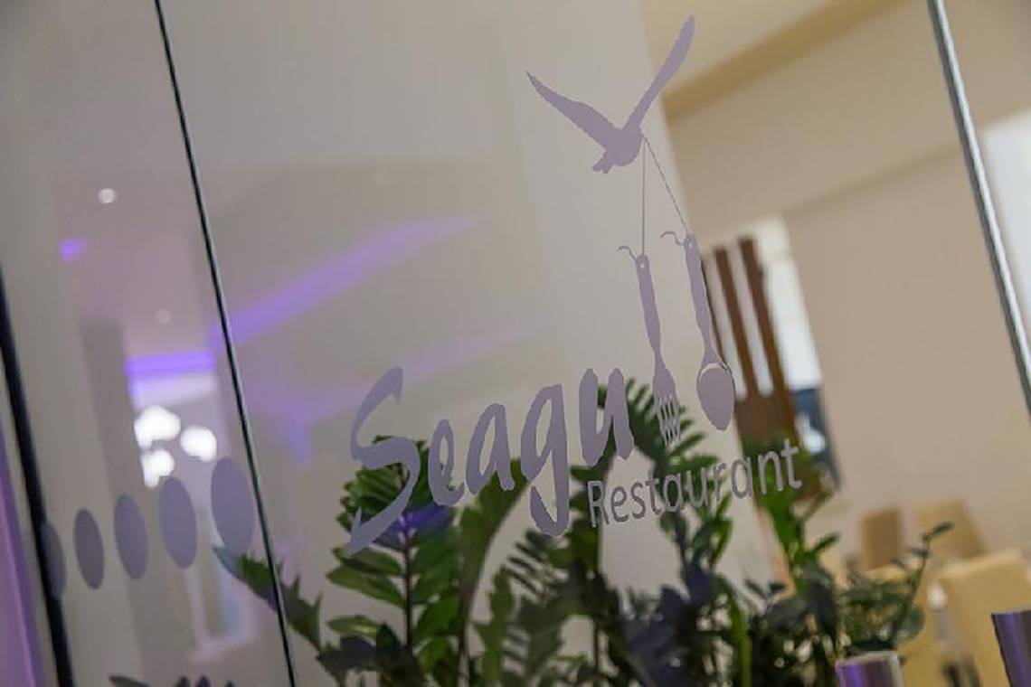 Glasscheibe mit Logo des Seagu Restaurants des Stamatia Hotels