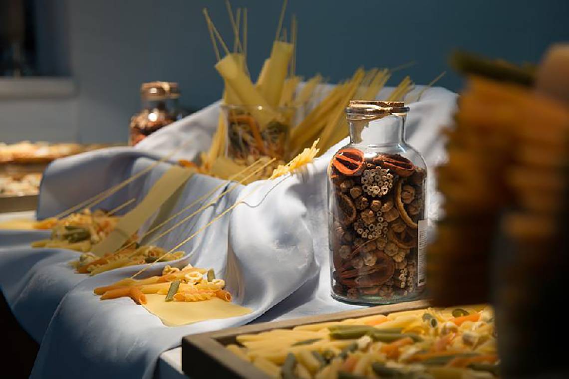 Nahrungsmittel-Display im Stamatia Hotel mit verschiedenen Nudeln und Gewürzen.