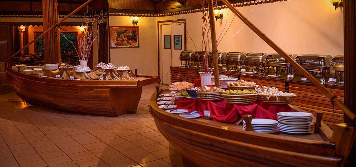 Buffet-Tisch im Biyadhoo Island Resort mit verschiedenen Gerichten und Speisen.