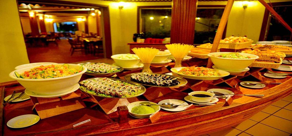 Biyadhoo Island Resort Buffet mit verschiedenen Gerichten auf einem hölzernen Tisch.