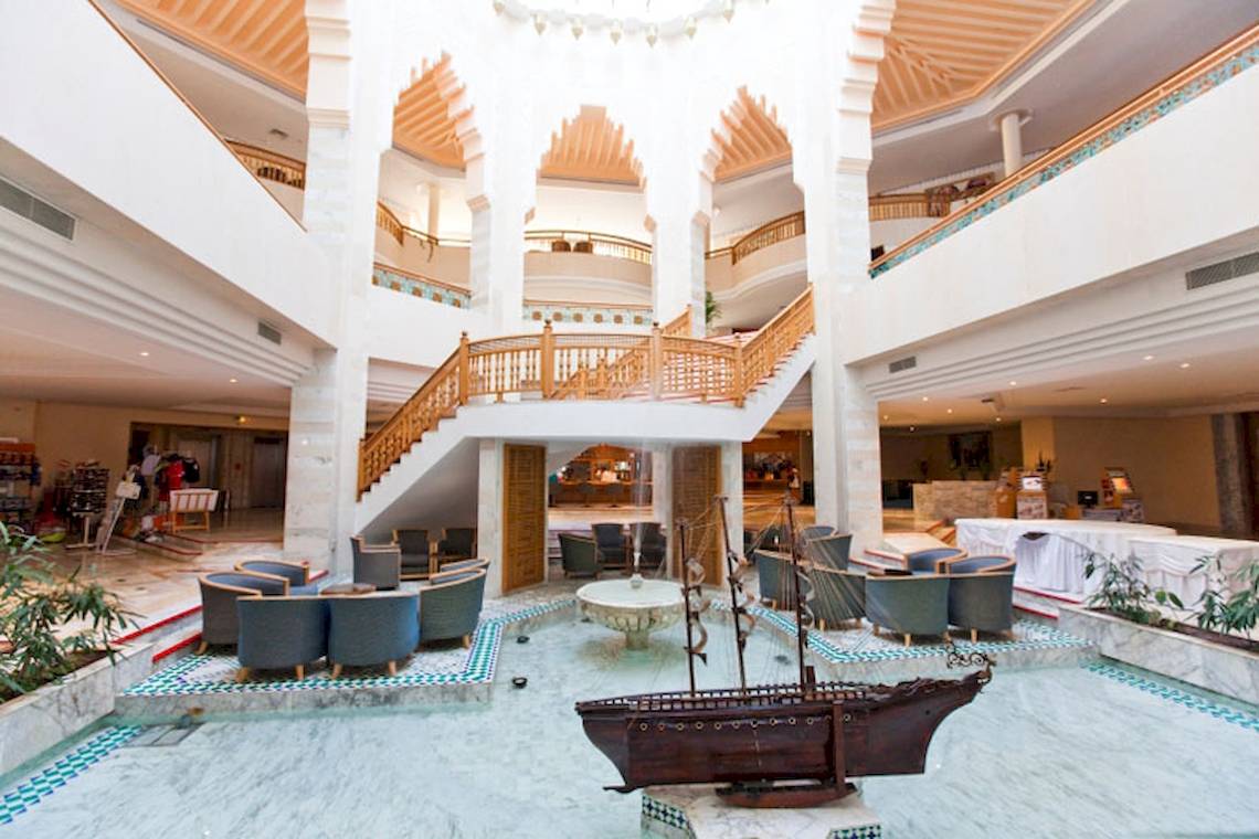 Foyer des El Mouradi Mahdia Hotels mit einem Brunnen in der Mitte.