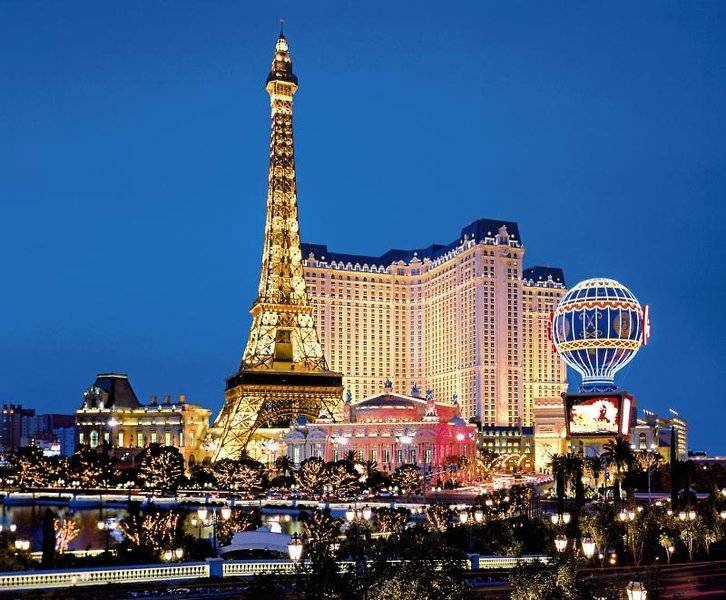 Nachtansicht des Paris Las Vegas Hotels mit beleuchteter Eiffelturm-Replik.