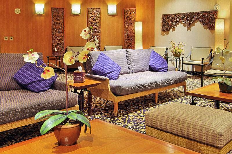 Hotelloungebereich im Paris Las Vegas mit Sofas, Tischen und Pflanzen.