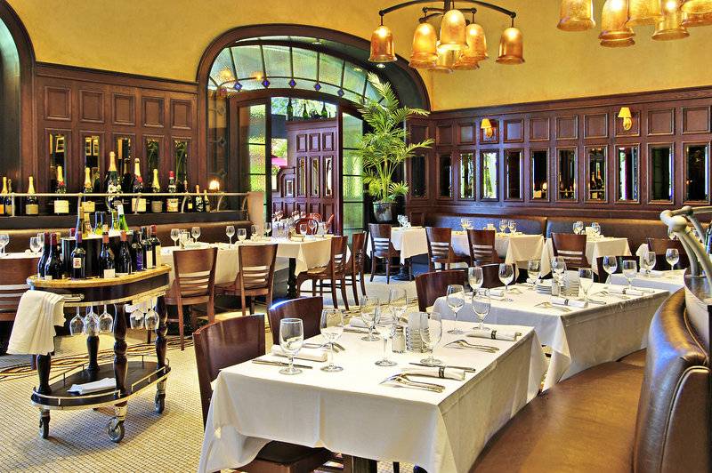Innenansicht des Restaurants im Paris Las Vegas Hotel mit gedeckten Tischen und Stühlen.