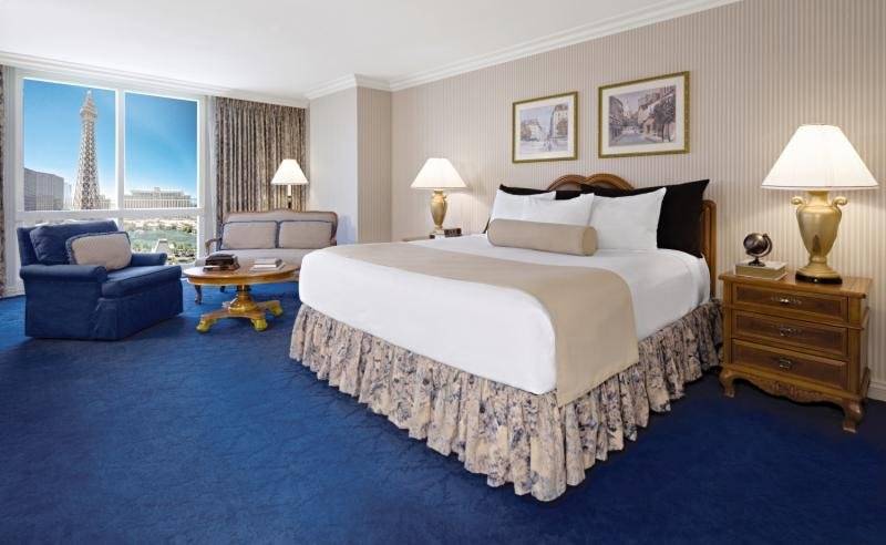 Hotelzimmer im Paris Las Vegas mit Aussicht auf die Eiffelturm-Nachbildung
