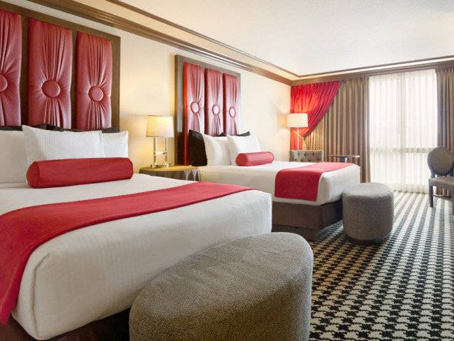 Zwei Betten mit roten Kopfteilen in einem Hotelzimmer im Paris Las Vegas