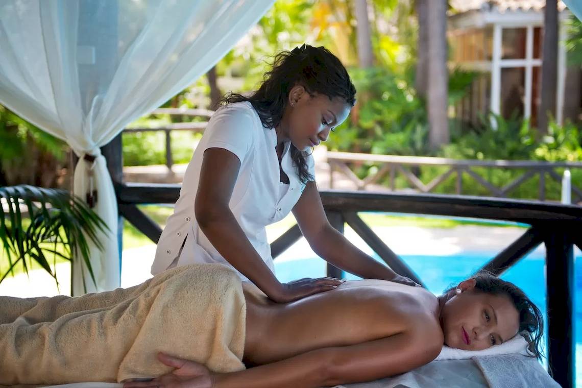 Eine Frau genießt eine Massage am Pool im Bluebay Banus