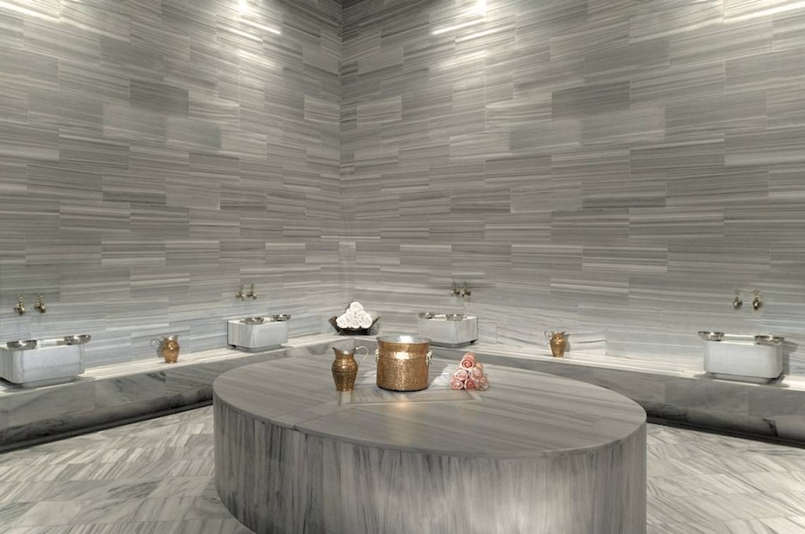 Spa-Bereich im Rixos Premium Dubrovnik mit Marmorwänden und Tisch.