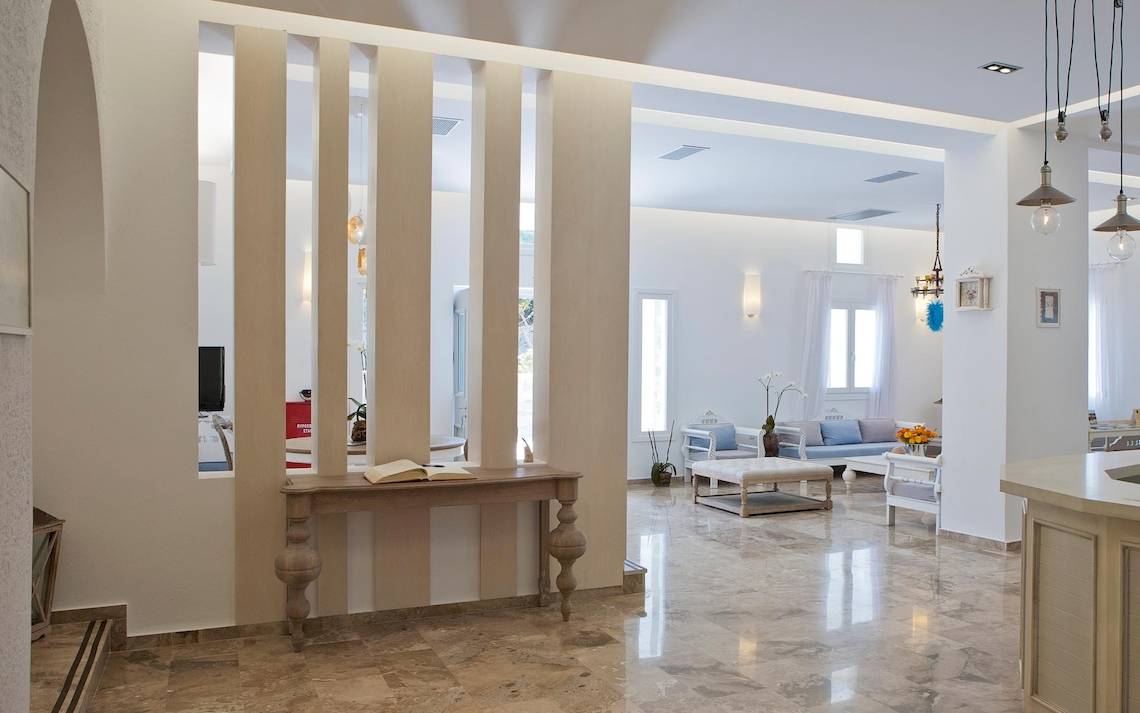 Innenbereich des Kamari Hotels mit hellen Wänden, moderner Einrichtung und offenen Bereichen.