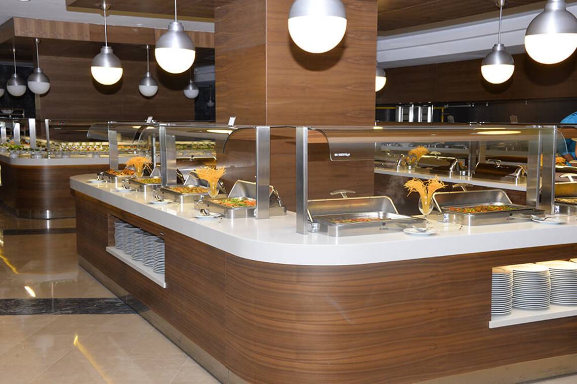 Buffet-Tisch im Speisesaal des Sunmelia Beach Resort Hotel & Spa mit verschiedenen Speisen.