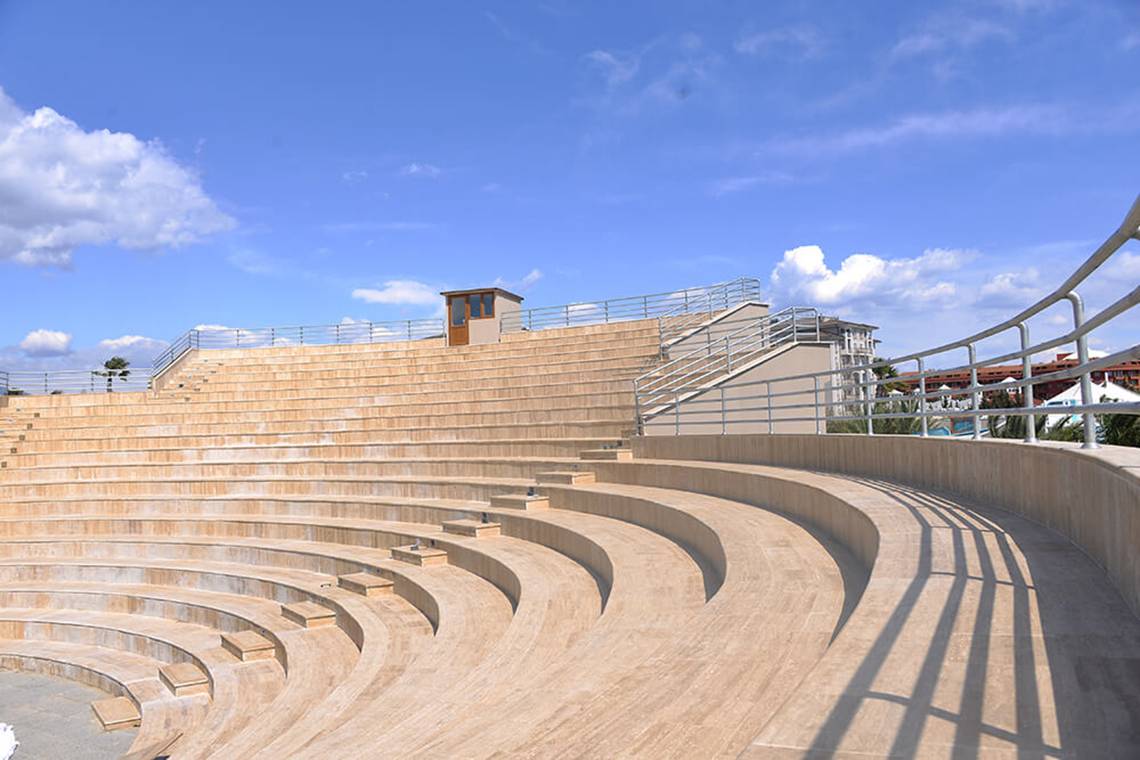Außenansicht der Stufen des Amphitheaters des Sunmelia Beach Resort Hotel & Spa