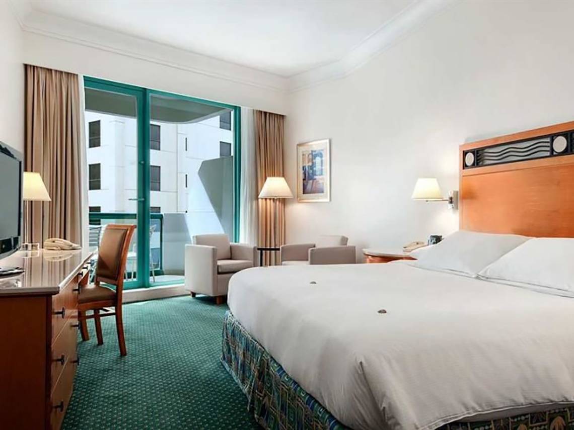 Hotelzimmer im Hilton Dubai Jumeirah Resort mit Blick auf ein Gebäude