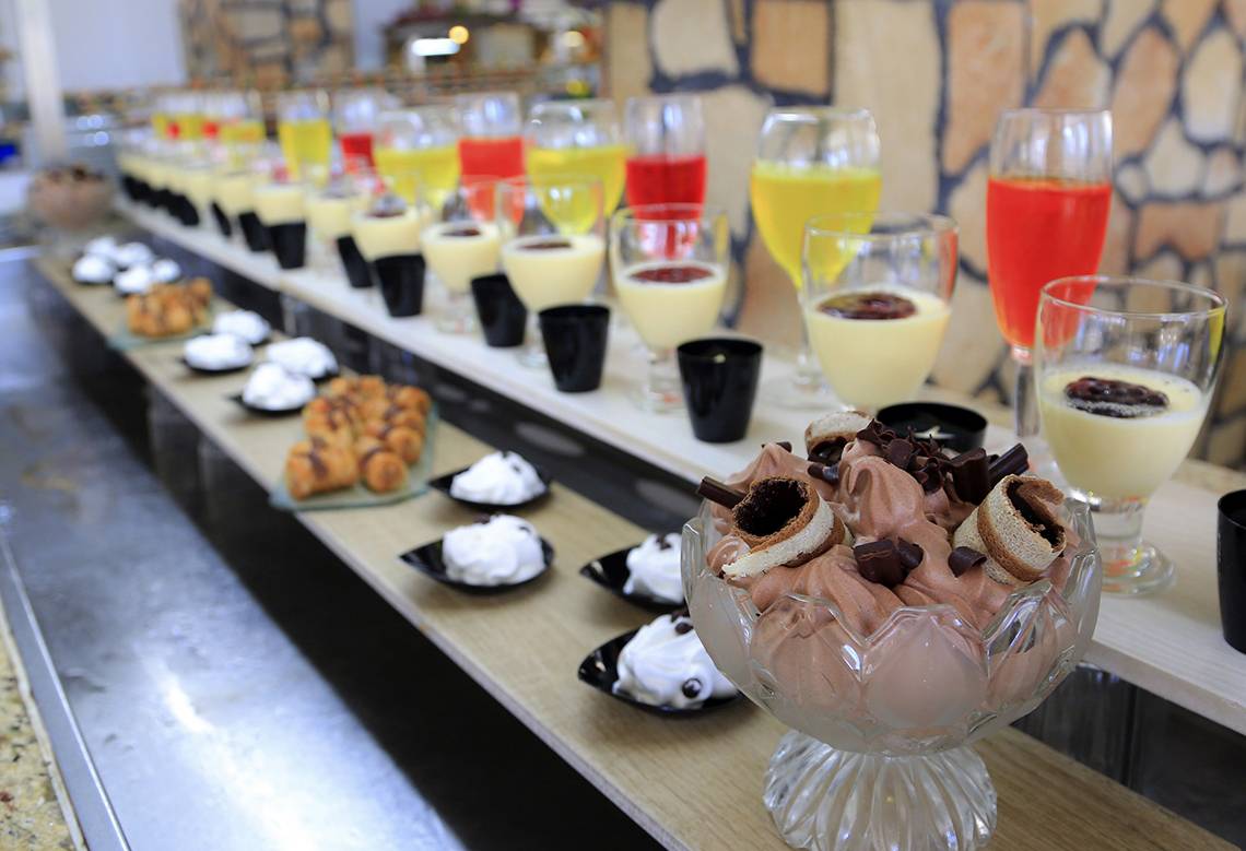 Buffet im LABRANDA Kiotari Miraluna Resort mit verschiedenen Desserts und Getränken.