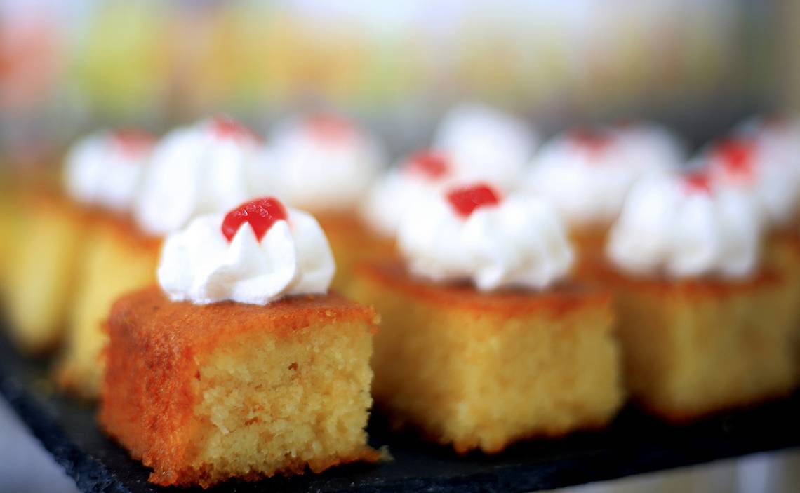 Mehrere Kuchenstücke mit Schlagsahne und roten Früchten auf einem schwarzen Tablett, LABRANDA Kiotari Miraluna Resort