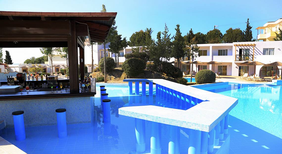 Poolbar des Labranda Kiotari Miraluna Resorts mit Blick auf den Swimmingpool und die Loungeliegen.