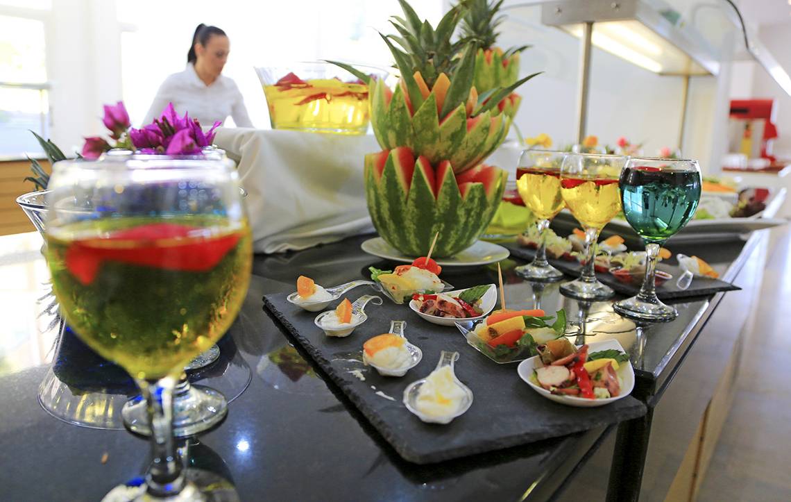 Buffet-Tisch im LABRANDA Kiotari Miraluna Resort mit verschiedenen Getränken und Speisen.