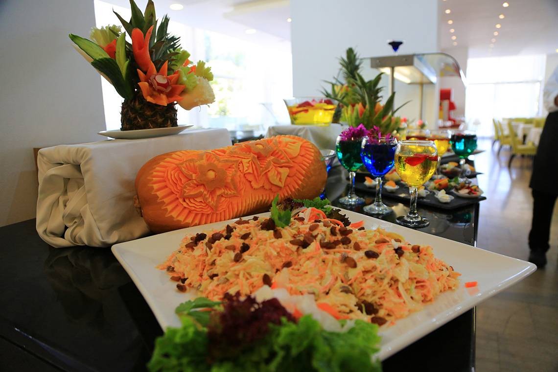 Buffet-Tisch im LABRANDA Kiotari Miraluna Resort mit verschiedenen Gerichten und Getränken.