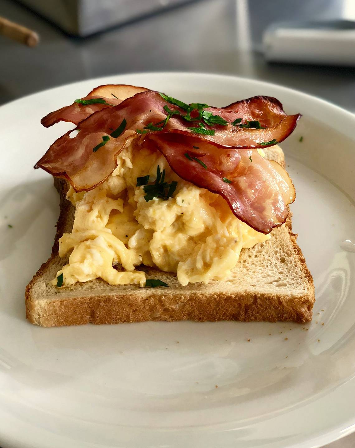 Frühstücksbuffet im Bruskos Hotel & Suites mit Speck und Eiern auf Toast