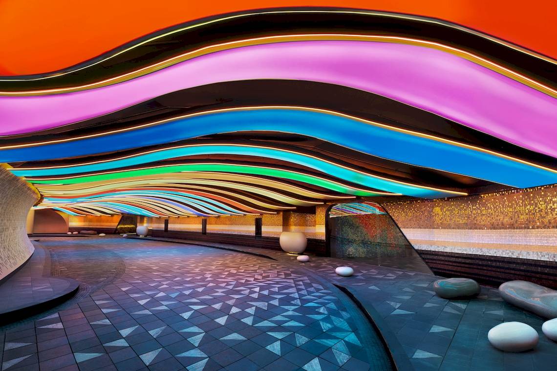 W Dubai - The Palm Lobby mit farbenfrohen Lichtern und geometrischem Boden.