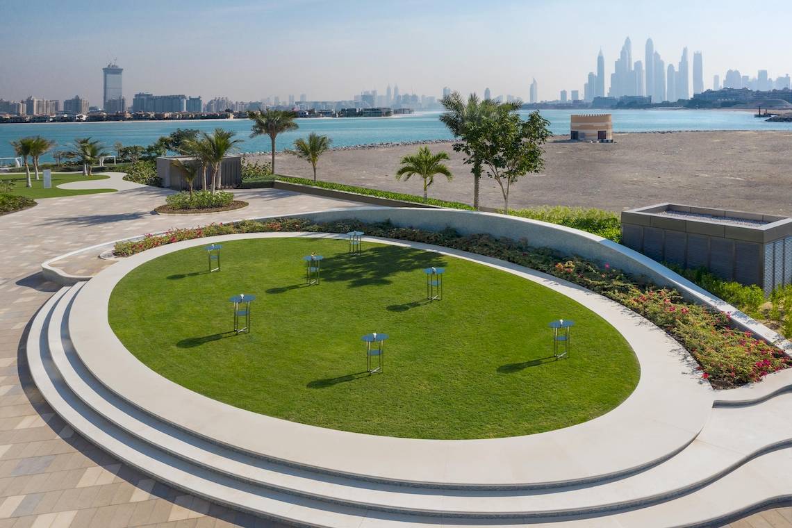 Aussicht auf die Terrasse des W Dubai - The Palm mit Blick auf das Meer und die Stadt.