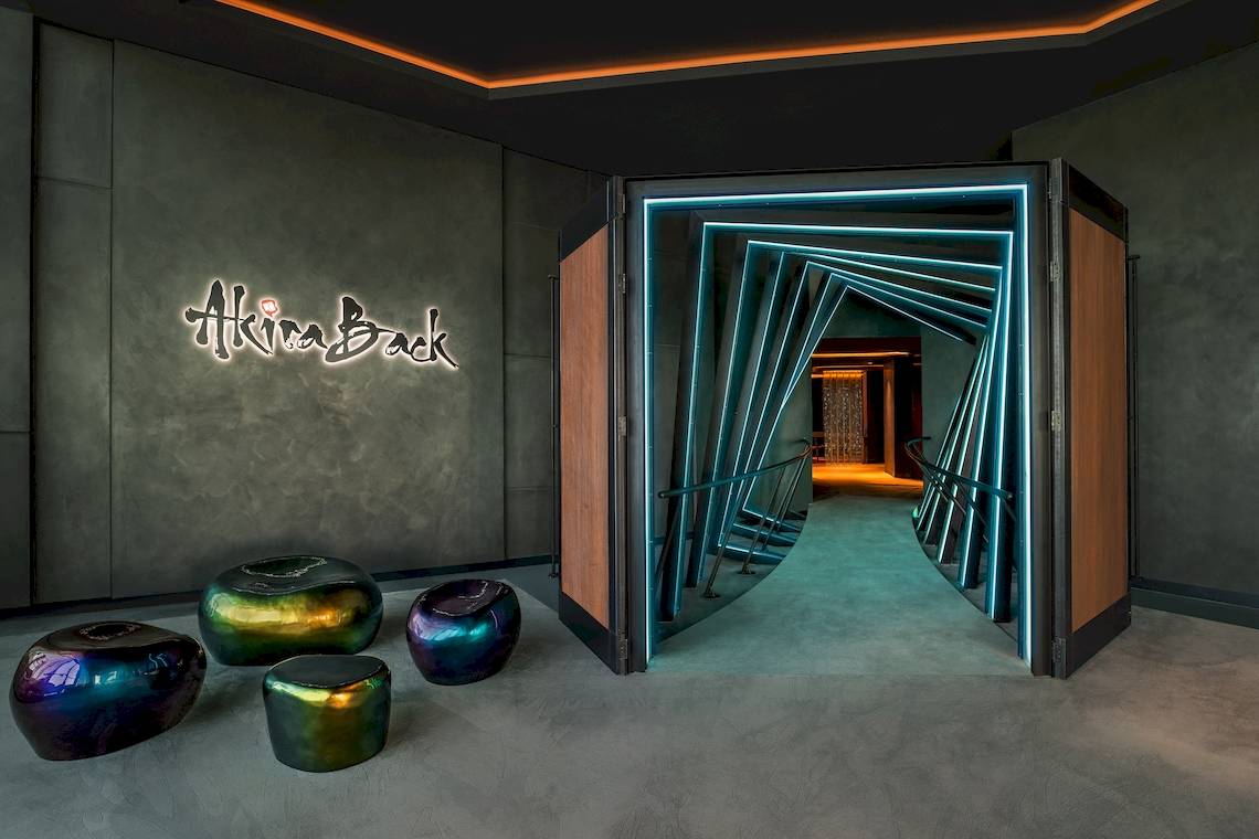 Eingangsbereich des Akira Back im W Dubai - The Palm mit blau beleuchteten Stufen und modernem Design.