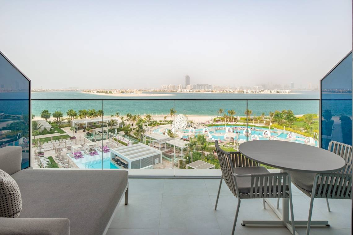 Aussicht von der Balkon des W Dubai - The Palm auf Strand, Meer und Poolanlage