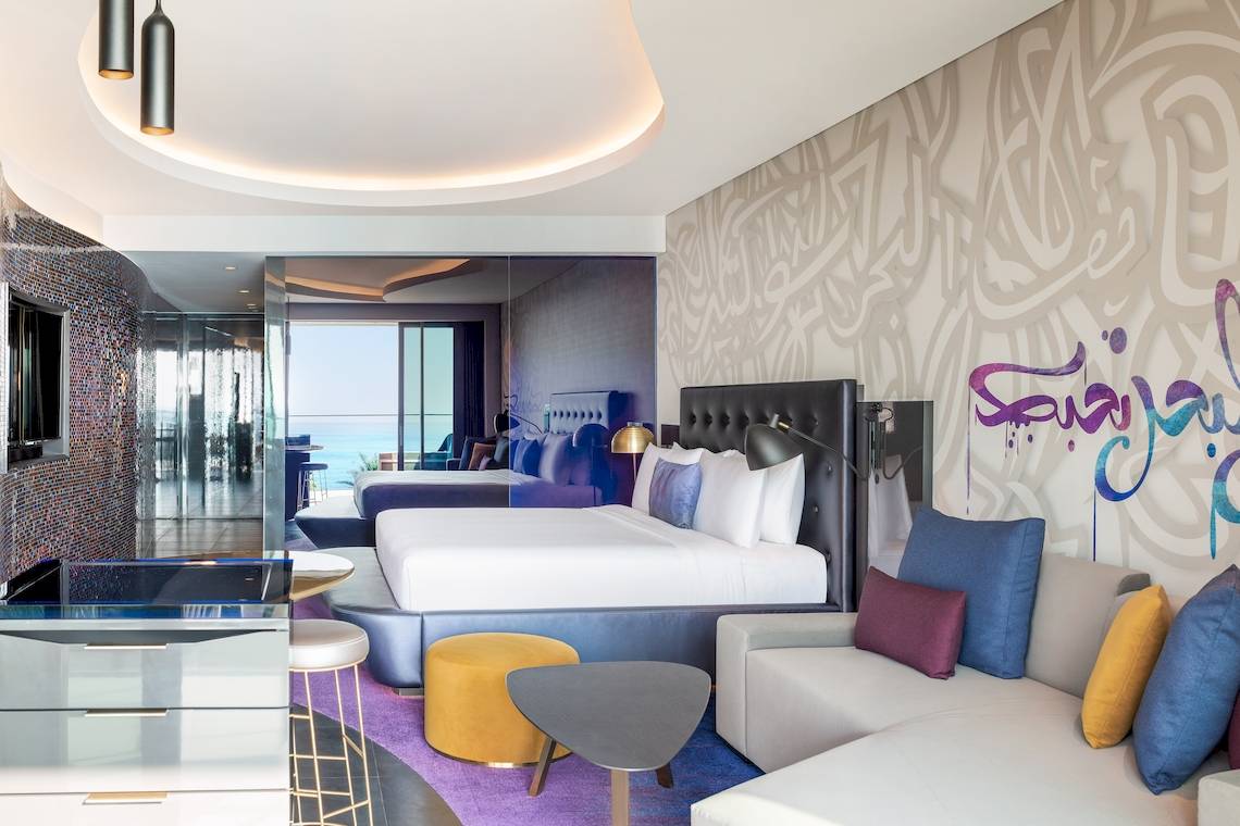 Schlafzimmer im W Dubai - The Palm Hotel mit zwei Betten und modernen Möbeln.