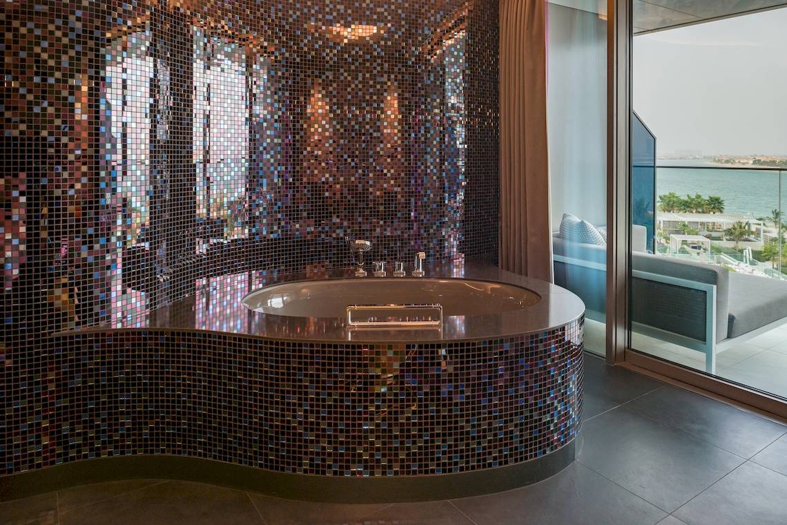 Badezimmer der W Dubai - The Palm Suite mit Badewanne und Meerblick.