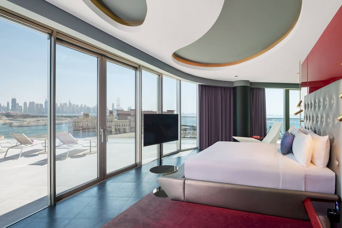 Suite im W Dubai - The Palm mit Panoramablick auf das Meer und die Stadt.