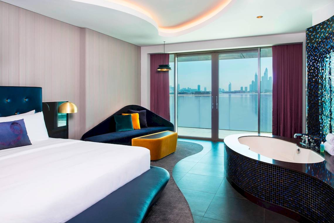 Innenansicht der Suite im W Dubai - The Palm mit Blick auf die Skyline von Dubai.
