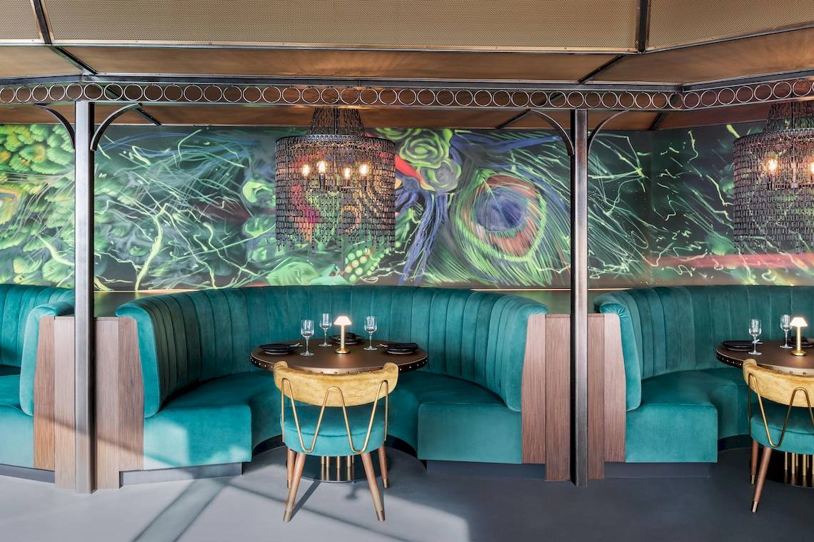 W Dubai - The Palm Hotel Innenraum mit Tisch und Kunstwerk.
