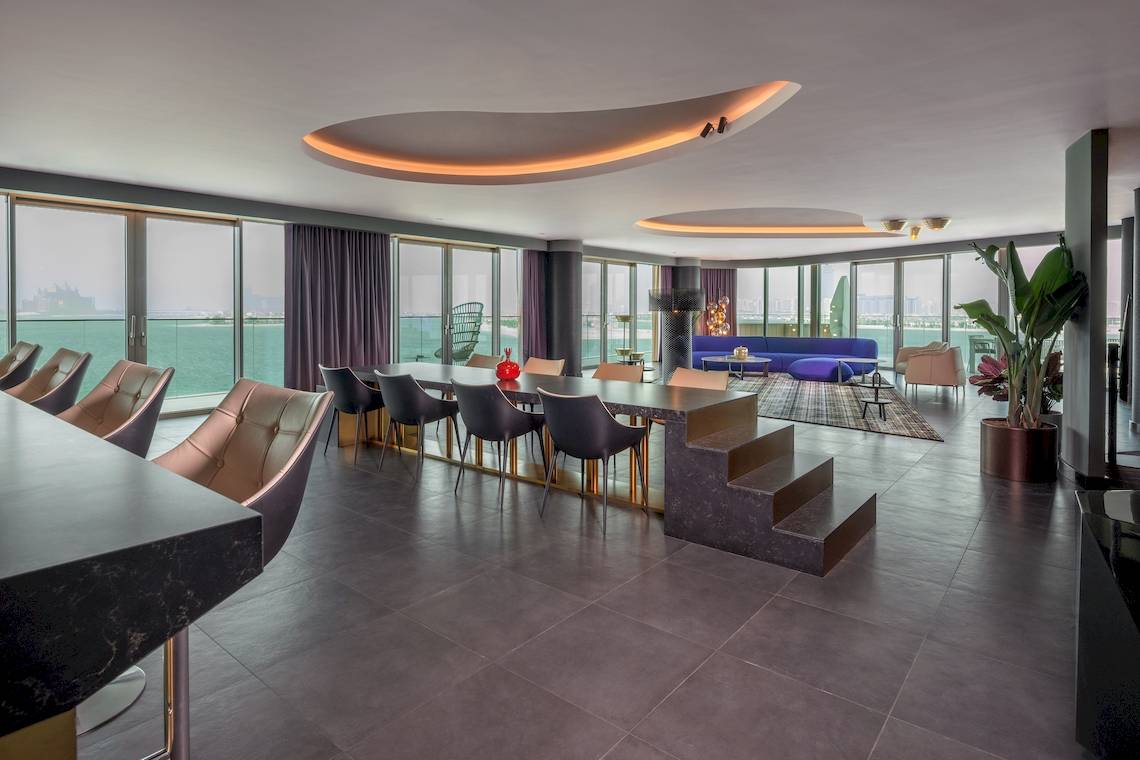 Großes Esszimmer im W Dubai - The Palm mit moderner Einrichtung und Meerblick.