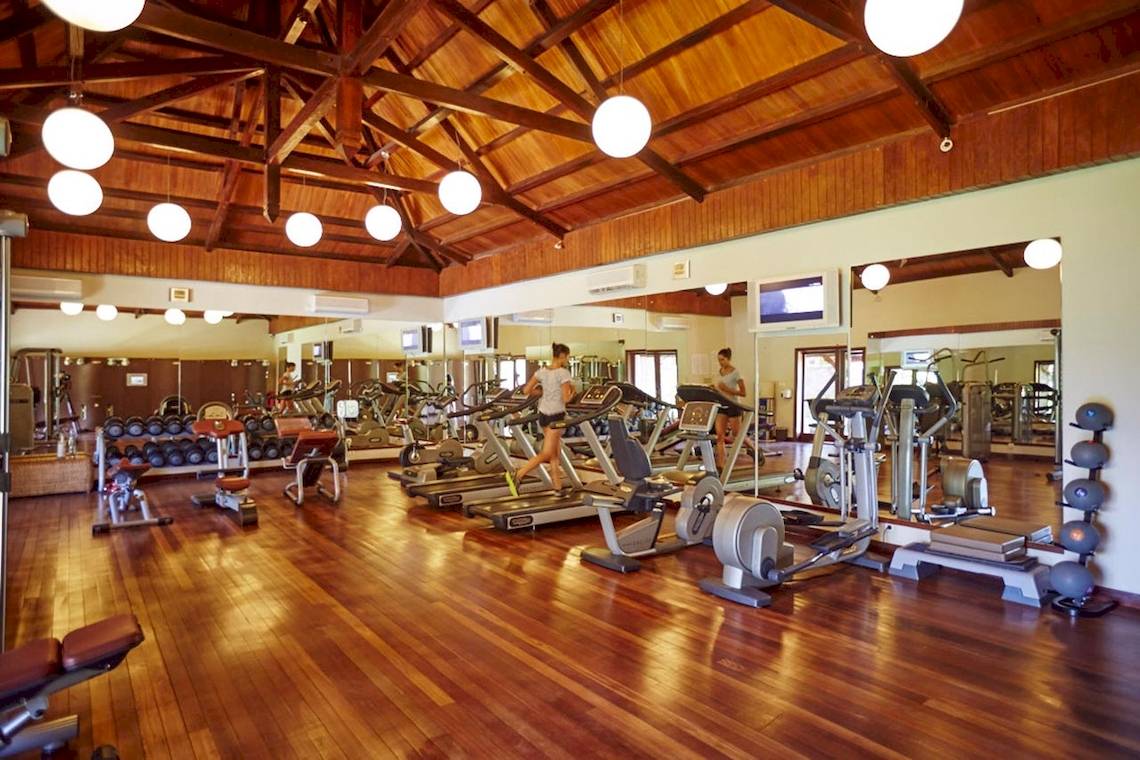 Fitnessstudio im LUX Le Morne Hotel mit Laufbändern und anderen Geräten.