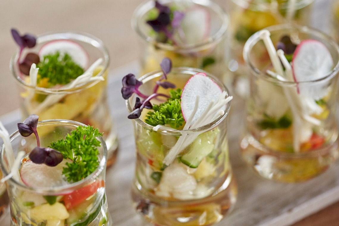 Vorspeisen-Cocktails von LUX Le Morne, serviert in Glas mit Gemüse und Kräutern.