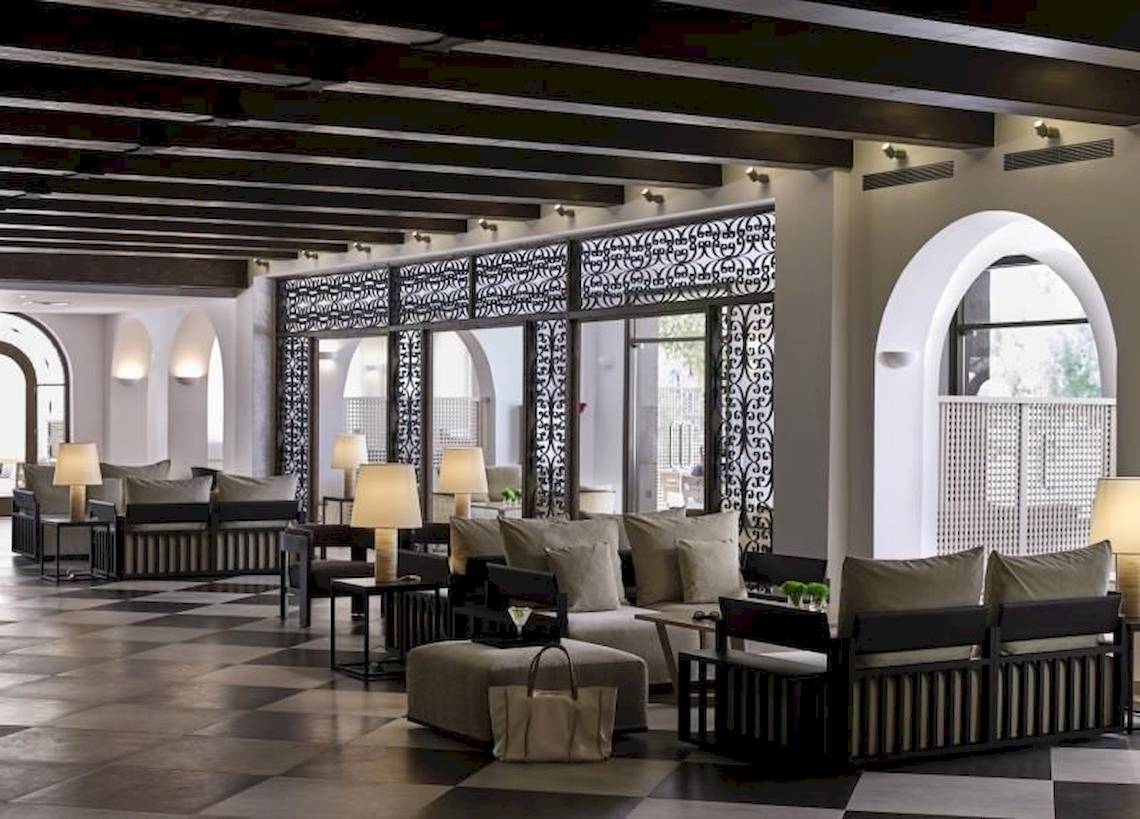 Loungebereich der Atlantica Akti Zeus Hotel Lobby mit schwarzen und weißen Fliesenboden.