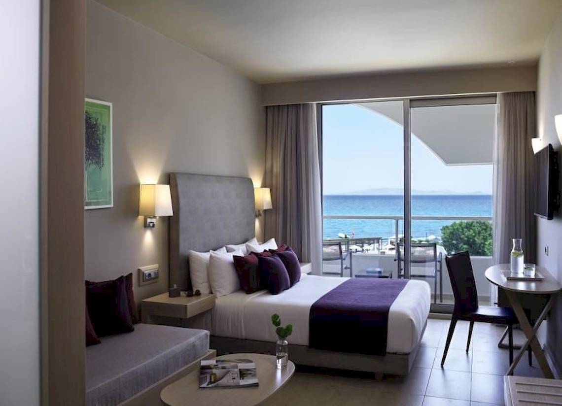 Innenansicht eines Hotelzimmers im Atlantica Akti Zeus mit Blick auf das Meer.