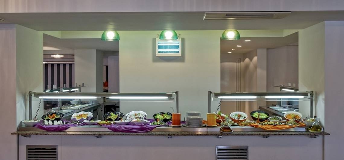 Buffet im Lagomandra Beach Hotel mit verschiedenen Speisen und Getränken.