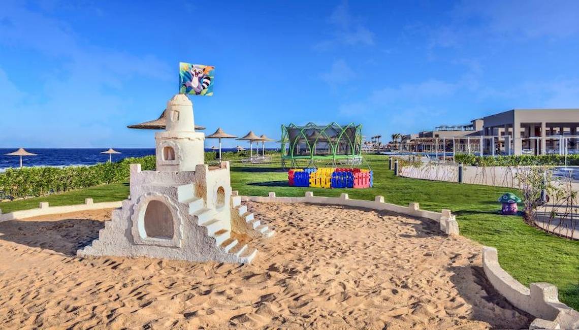 Jaz Maraya Resort Sandburg mit bunten Spielzeugen und Blick aufs Meer