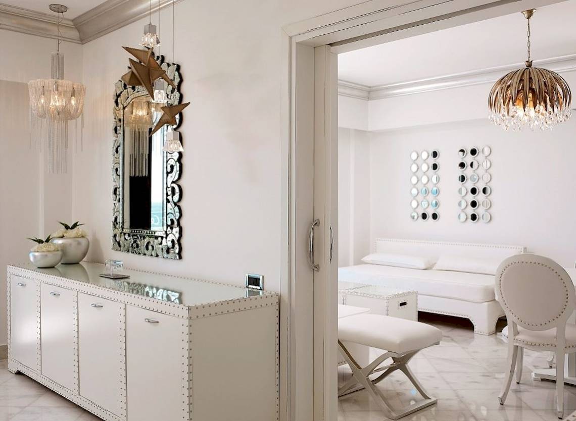 Weißes Zimmer mit Möbeln und Dekorationen im Mitsis Alila Resort & Spa