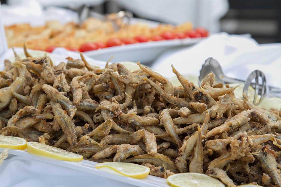 Frittierte Fische auf einem Tablett im Peninsula Resort & Spa.