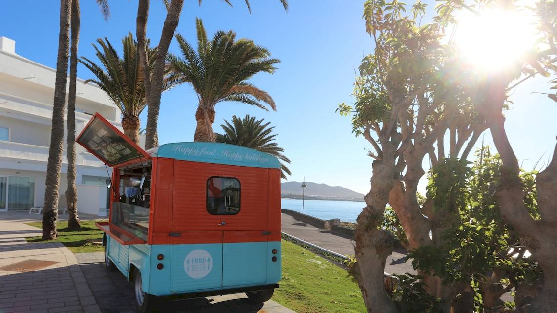 Ein Eismobil steht vor dem Iberostar Selection Lanzarote Park Hotel am Strand.