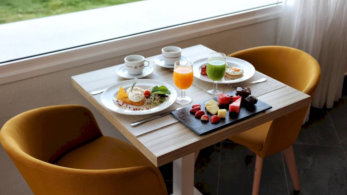 Frühstückstisch im Iberostar Selection Lanzarote Park mit verschiedenen Speisen und Getränken.