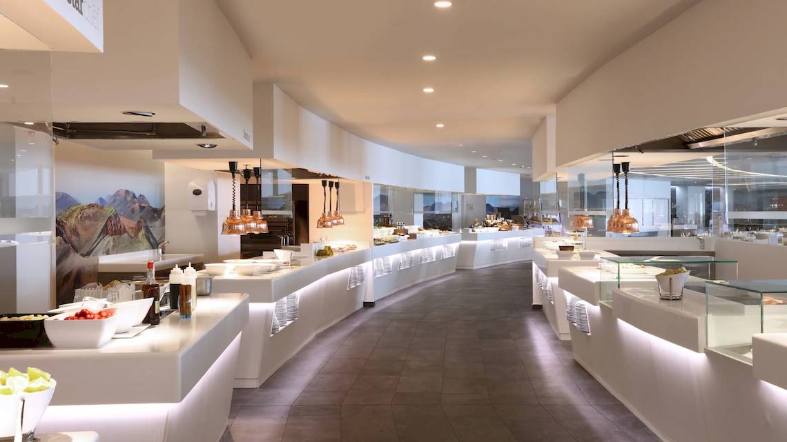 Innenansicht des Restaurants im Iberostar Selection Lanzarote Park Hotel mit modernen weißen Möbeln und heller Beleuchtung.