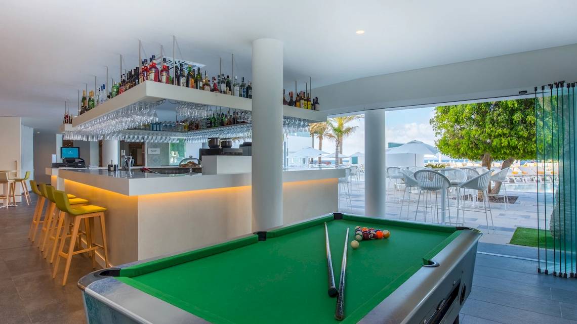Blick auf die Bar im Iberostar Selection Lanzarote Park Hotel mit einem Pooltisch und einem offenen Fenster